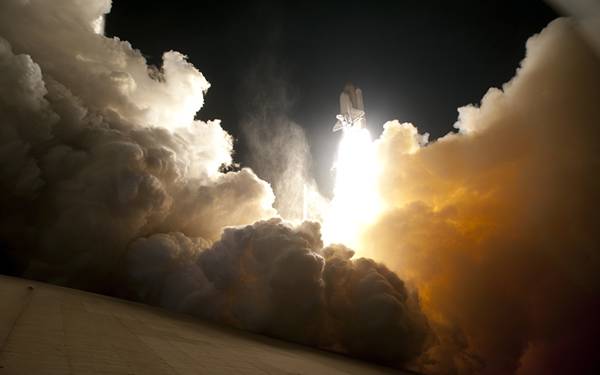 大きな煙とスペースシャトル画像