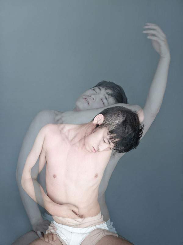 男性の裸体を多重露光で撮影した妖艶な写真作品 - 05