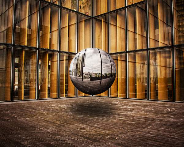 空中に浮かぶ球体の鏡をモチーフにしたシュールな写真 - 04