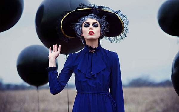 黒い風船をバックに撮影したファッション雑誌風の写真