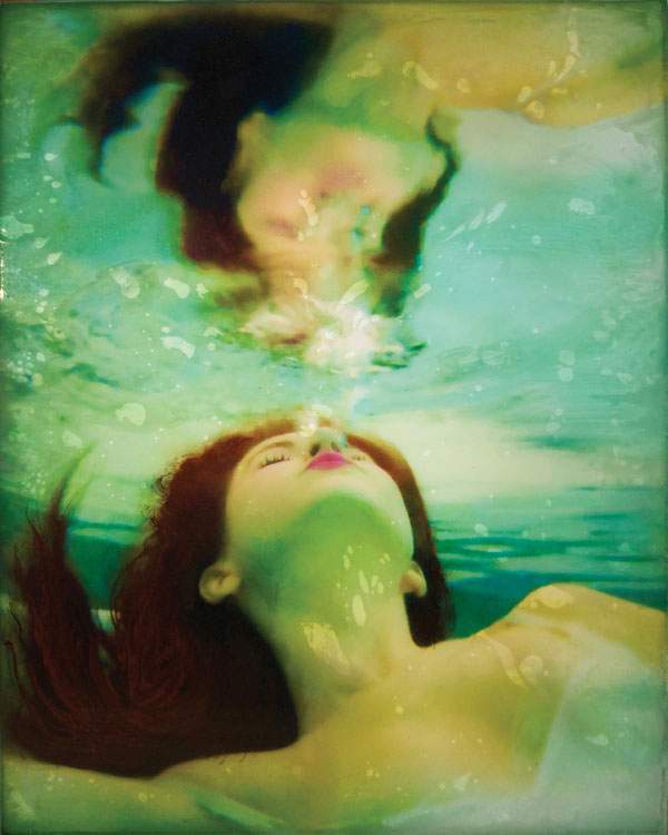 水の中に沈んだ女性を独自の手法で描いた美しい絵画作品 - 02