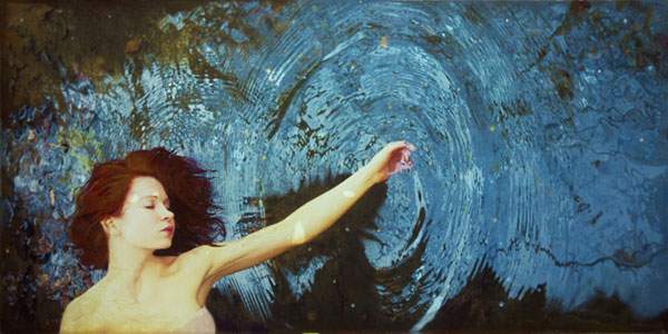 水の中に沈んだ女性を独自の手法で描いた美しい絵画作品 - 06