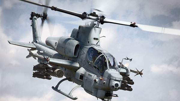 大空を飛ぶ戦闘ヘリ（AH-1 コブラ）を撮影した写真壁紙画像