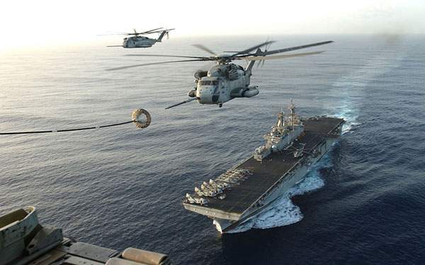 母艦から飛び立つ戦闘ヘリコプターを撮影したかっこいい写真壁紙画像