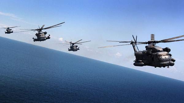 海上を飛ぶ4機のヘリコプターを撮影した高画質な写真壁紙画像