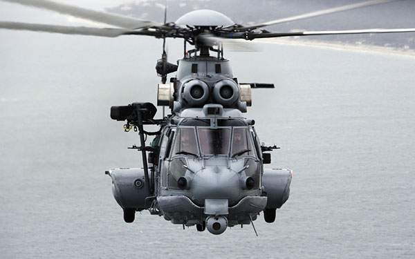 戦闘ヘリコプターを正面から撮影した高解像度な写真壁紙画像