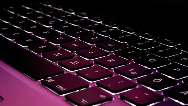 紫のライトの中のキーボードのかっこいい写真壁紙画像