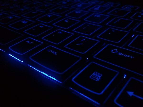 暗闇の中で青く光るキーボードを撮影したかっこいい写真壁紙画像
