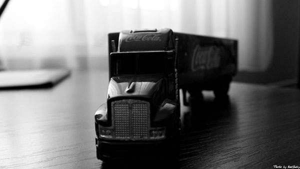 コカ・コーラの玩具のトラックをモノクロで撮影したかっこいい写真壁紙画像