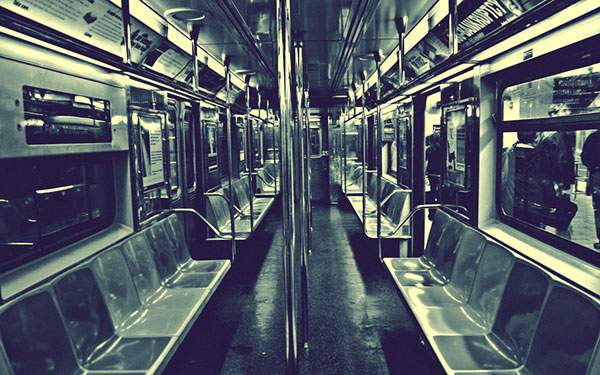 誰もいない電車の車内を撮影したクールなモノクロ写真壁紙