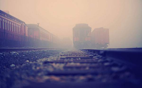 霧の向こうにぼんやり見える電車を撮影したおしゃれな写真壁紙画像