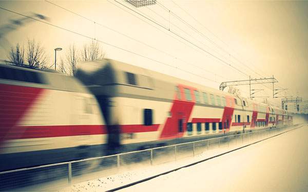 高速で通過していく電車を撮影した迫力のある写真壁紙画像