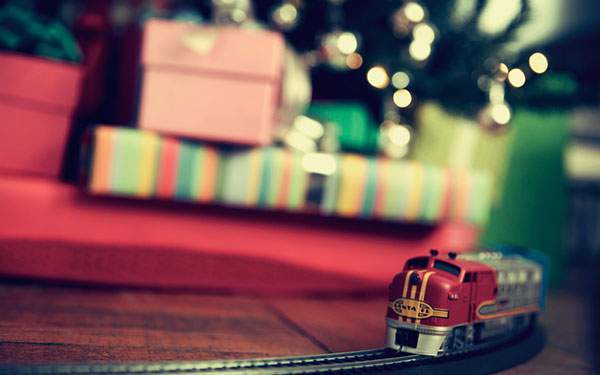 プレゼント箱の周りを走るおもちゃの電車の可愛い写真壁紙画像