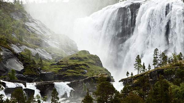 巨大な滝を撮影した大迫力の写真壁紙画像