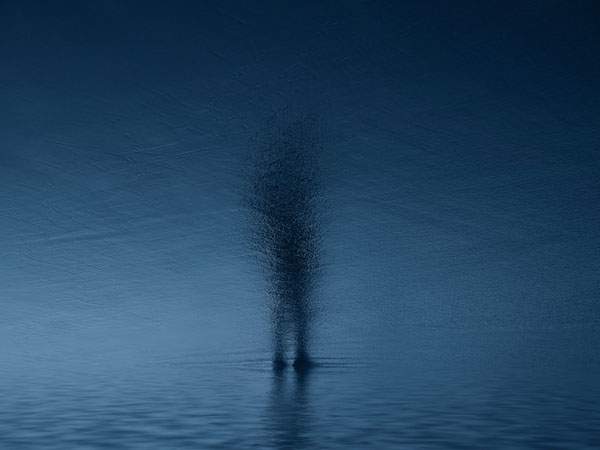 水面の反射を使ってビーチの人影を切り取った写真作品シリーズ - 01