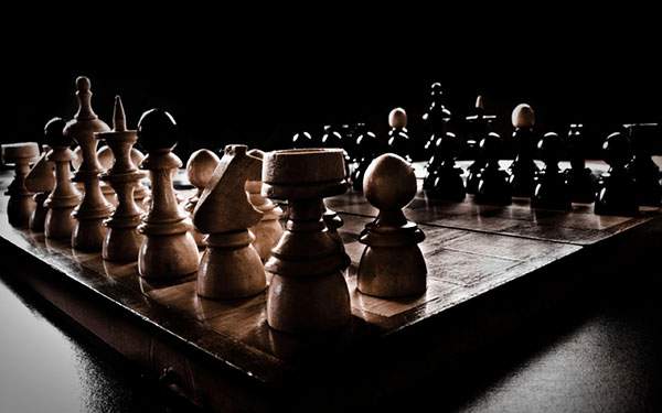 暗闇の中のチェス盤を撮影したクールな雰囲気の写真壁紙画像