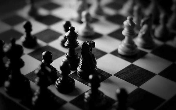 モノクロのチェス盤を撮影したクールな写真壁紙画像