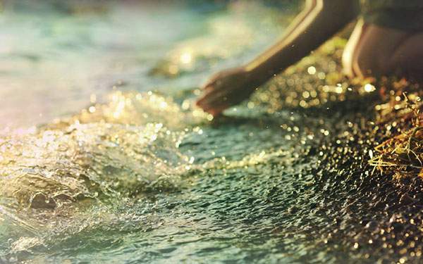 波打ち際でキラキラ光る水しぶきの高画質な写真壁紙画像