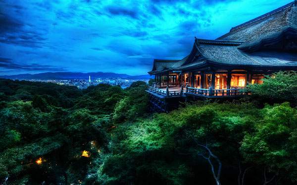 京都のお寺と森と遠くに見える街並みの写真壁紙画像