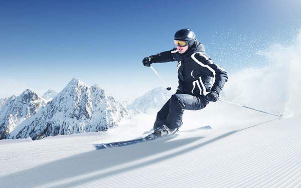 真っ白な雪原を滑走するスキーヤーの爽やかな写真壁紙画像
