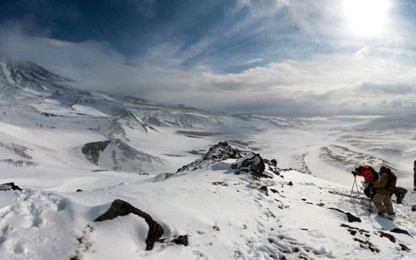 スキーでたどり着いた雪山の絶景を撮影した美しい写真壁紙画像
