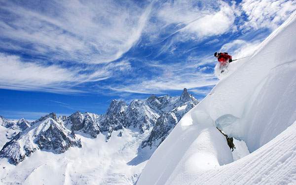 雪原の絶壁をスキーで滑走するかっこいい写真壁紙画像