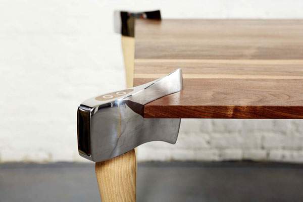 板の四隅に斧で切りつけて脚にしたデザインのテーブル - 02