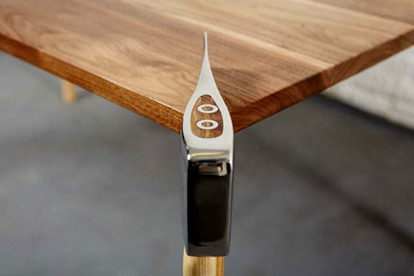 板の四隅に斧で切りつけて脚にしたデザインのテーブル - 03