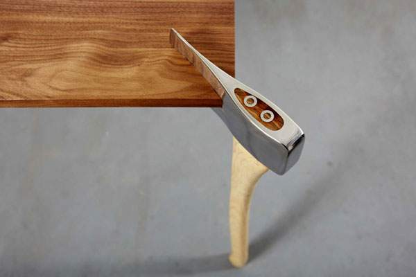 板の四隅に斧で切りつけて脚にしたデザインのテーブル - 04