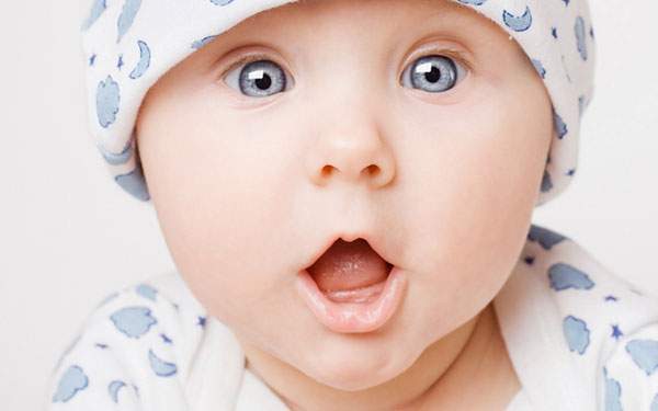 目を丸くしてビックリした表情の赤ちゃんの可愛い写真壁紙画像