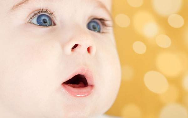 驚いた表情の赤ちゃんの顔をアップで撮影した綺麗な写真壁紙画像