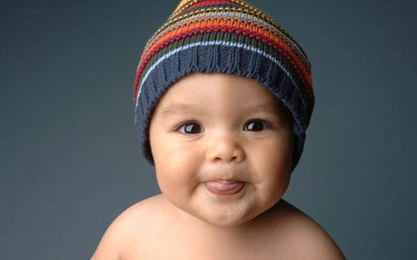 ニット帽をかぶって舌を出した赤ちゃんの可愛い写真壁紙画像