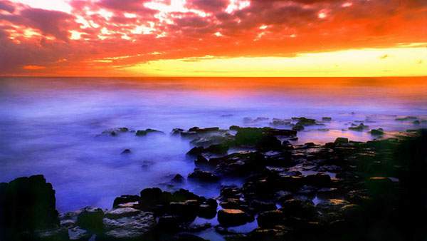 ハワイの岩場の夕日を撮影した美しい写真壁紙画像