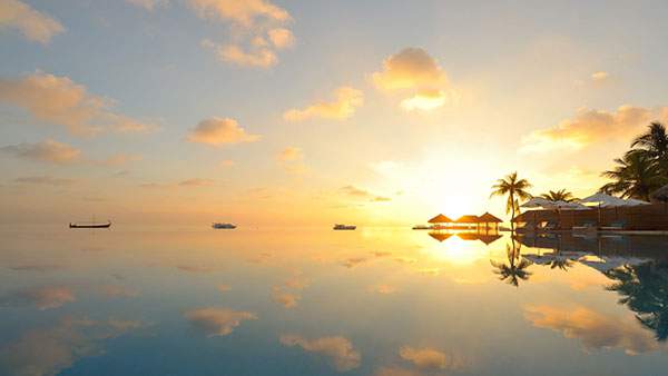 水面の反射が美しいハワイのリゾート地の写真壁紙画像