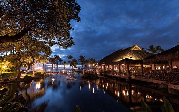 ライトアップされたハワイの水上レストランを撮影した写真壁紙画像