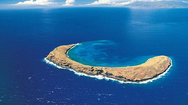 ハワイの巨大なクレーターの島を撮影した写真壁紙画像