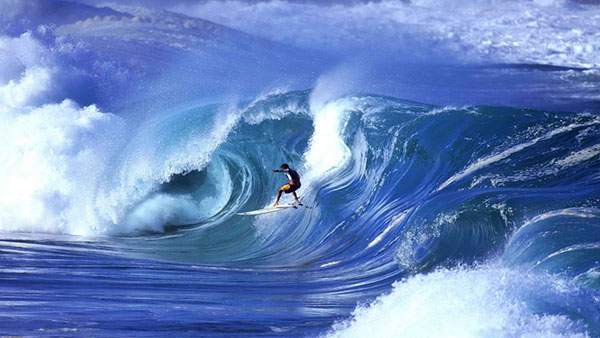 巨大な波を乗りこなすサーファーを撮影したかっこいい写真壁紙画像