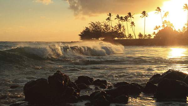 夕日の海岸に打ち寄せる波を撮影した美しい写真壁紙画像