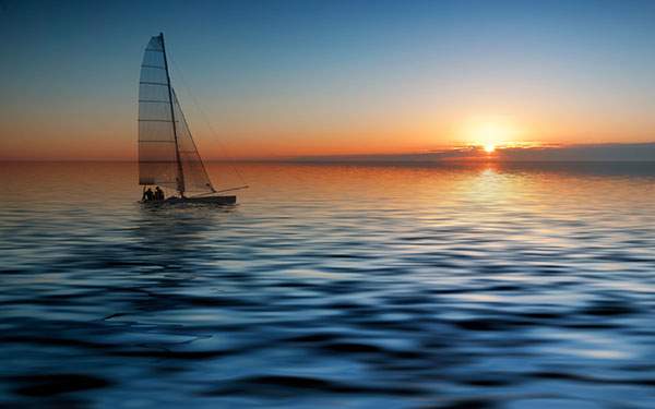 夕日の海に浮かんだヨットの綺麗な写真壁紙画像