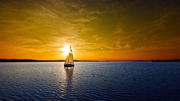 夕日に染まった空と海のコントラストが美しいヨットの写真壁紙画像