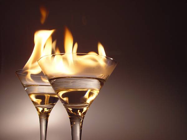 02.燃えるマティーニの入ったグラスを撮影した綺麗な写真壁紙画像