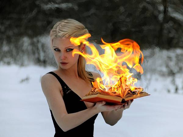 03.燃える本を持った女性を撮影したかっこいい写真壁紙画像