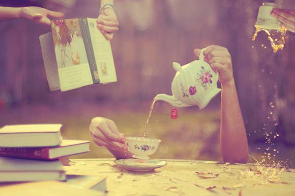 02.テーブルの上の紅茶や本と手を撮影したアートな写真壁紙画像