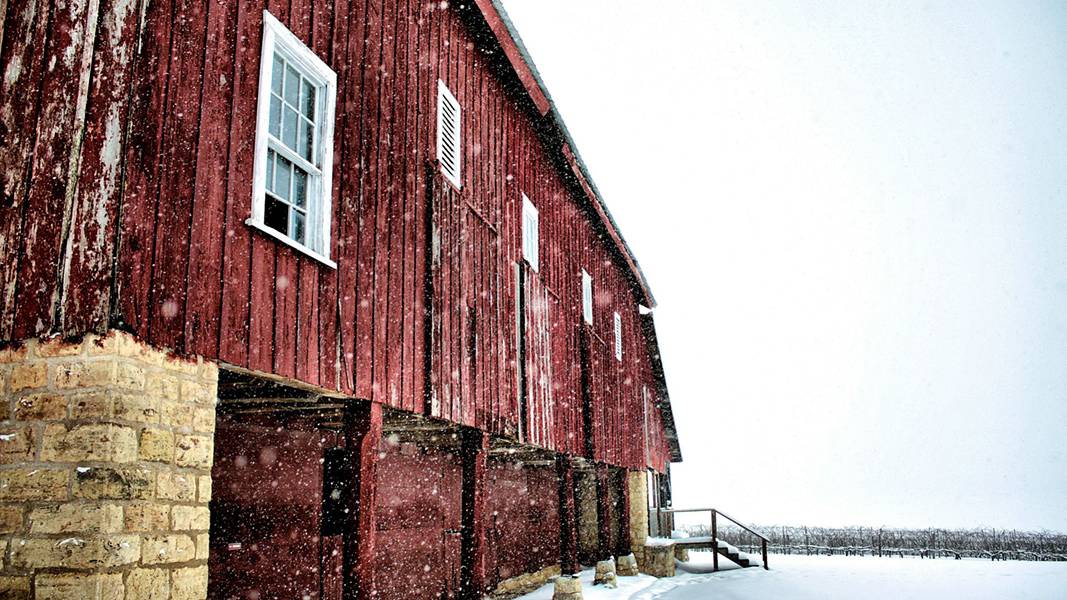 冬の建物を広角レンズで撮影したクールな写真壁紙画像