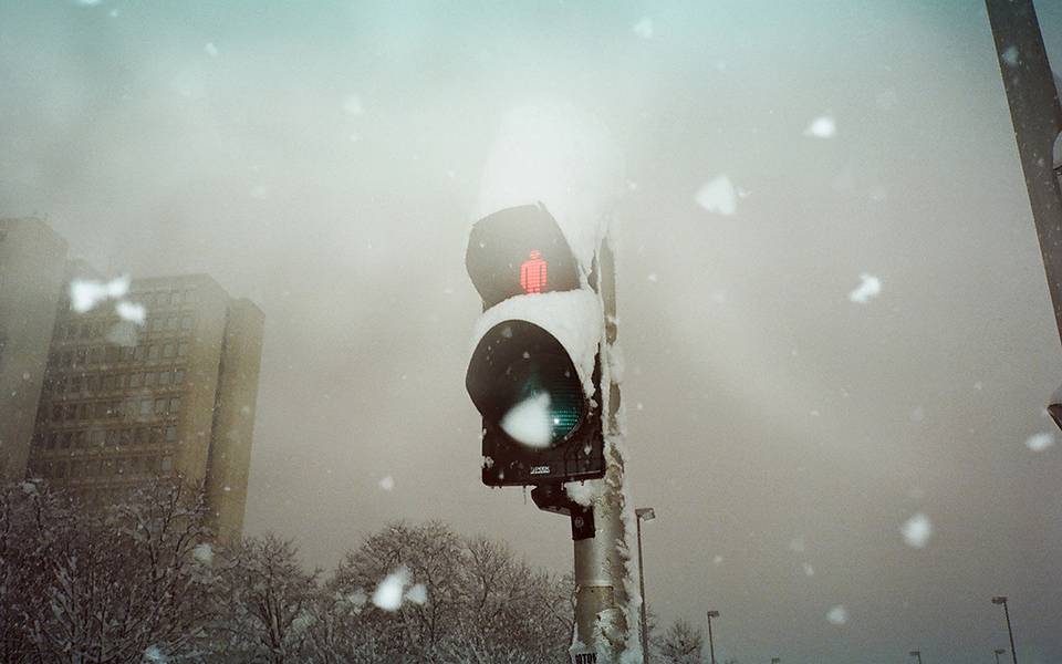 雪の積もった冬の信号を撮影した綺麗な写真壁紙画像