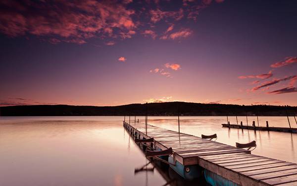 02.綺麗な紫色の夕日に染まった波止場の風景を撮影した写真壁紙画像