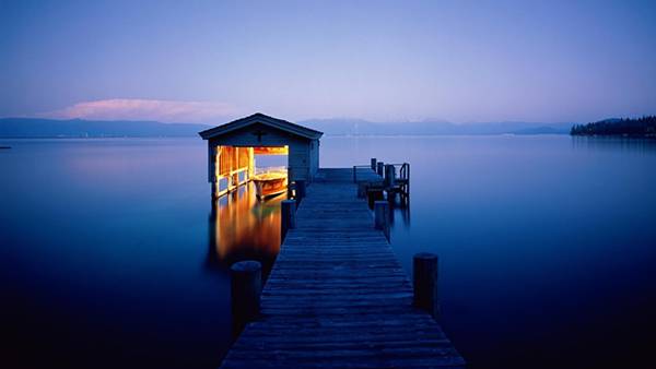10.屋根付きのボート小屋のある桟橋を撮影した綺麗な写真壁紙画像