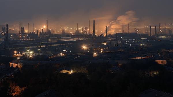 07.霞がかった工場の夜景を撮影した綺麗な写真壁紙画像