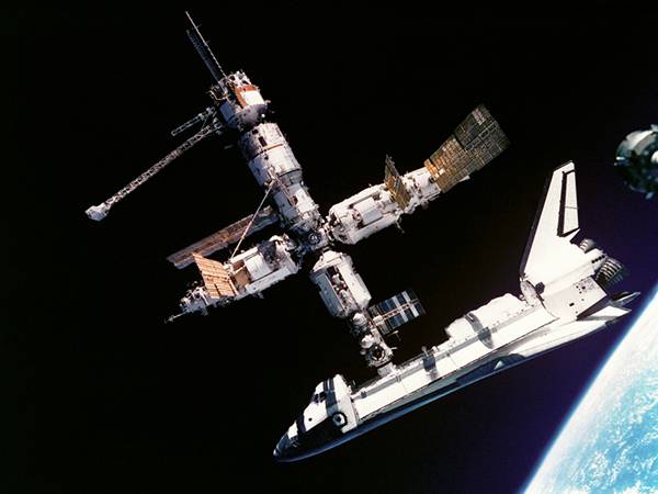 06.宇宙ステーションとドッキングしたスペースシャトルの写真壁紙画像