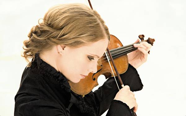 08.バイオリンを弾く女性の横顔を撮影した写真壁紙画像